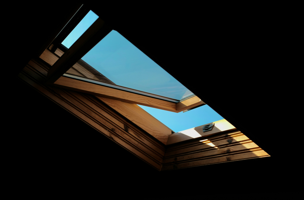 Pose de fenêtre de toit Velux